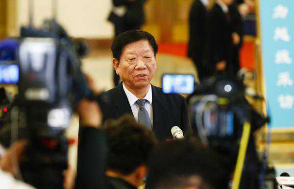 人社部部长尹蔚民：把高校毕业生放在就业的首要位置