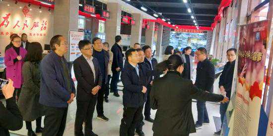 国家人社部信息中心书记董英申在漯河市源汇区开展“提升社会保障卡服务能力”专项调研活动