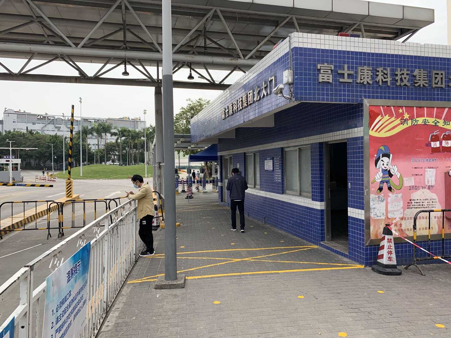 探访深圳龙华区富士康：“渴望”复工新入职员工奖励7120元，自产口罩尚未满足自用