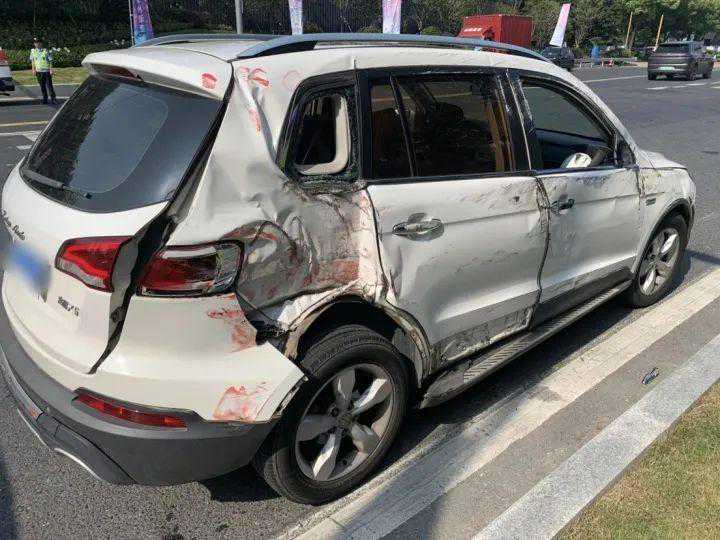 6分钟！小车失控翻车，几位好汉上演教科书式救援