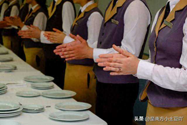 郑州也太卷了，一个服务员的临时工，50块钱不到大学生也来抢着干