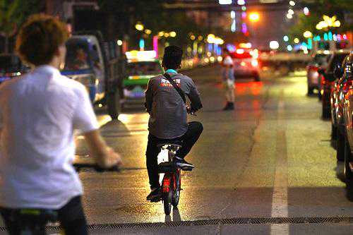 郑州代驾市场竞争激烈 有多少无备案代驾暗夜疾驰?