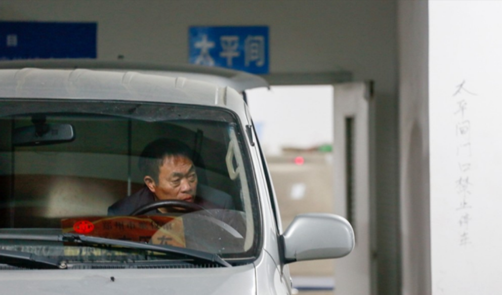 郑州灵车司机：见人从不主动问好，被亲友拉黑，开车忌讳踩刹车