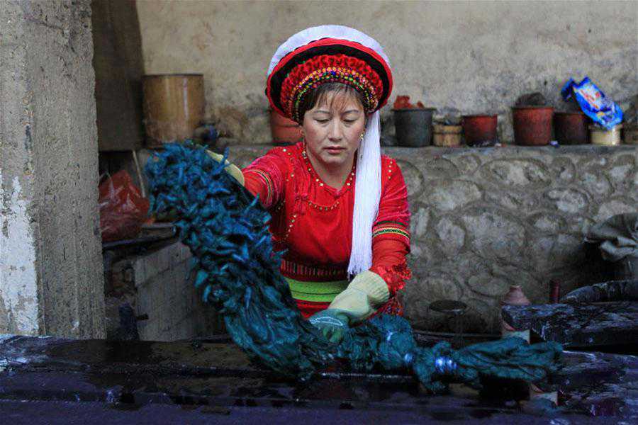 段银开 行走在蓝白之间，尽显白族扎染的极致美