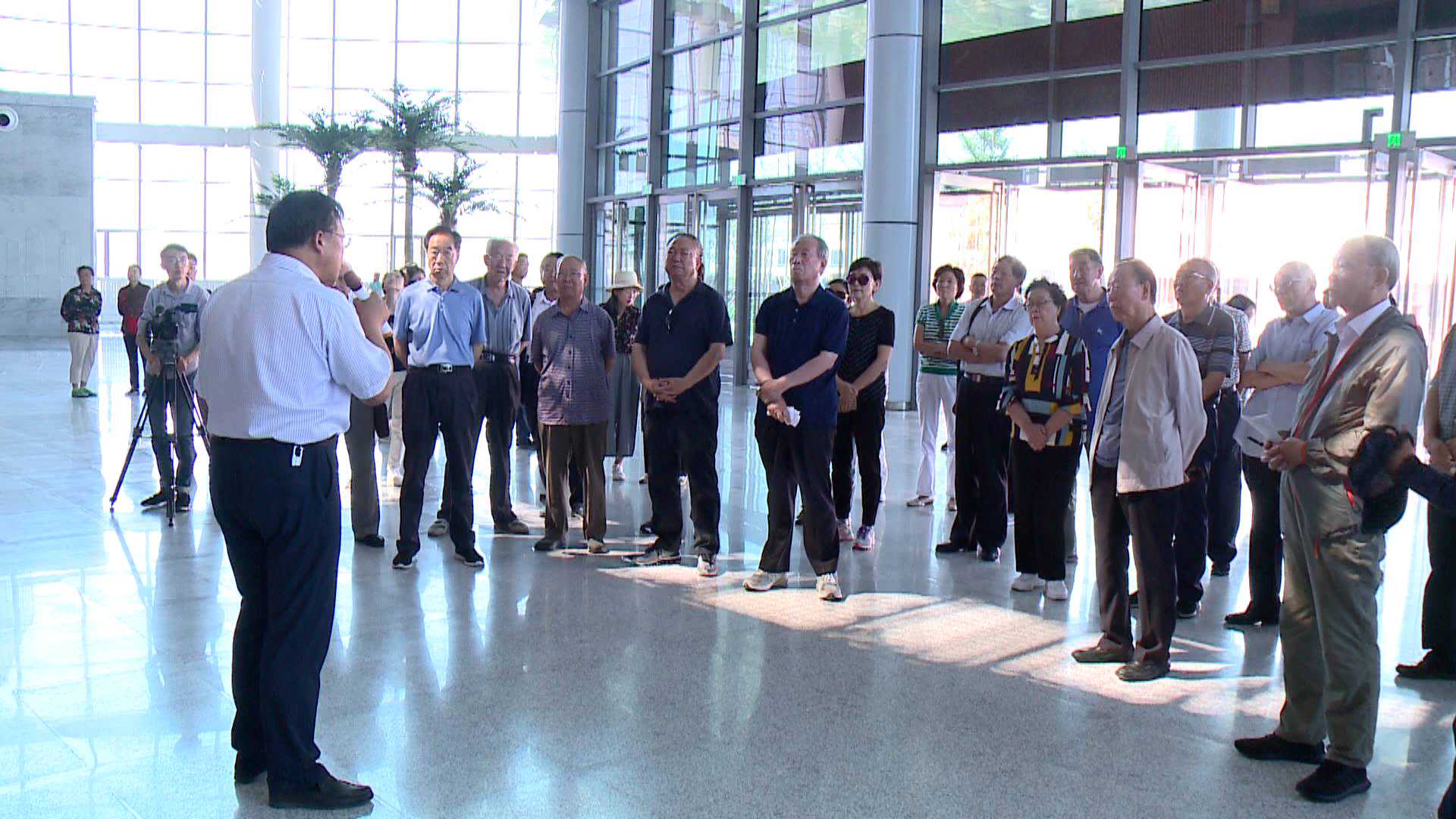 省级退休老领导来我县考察调研，县委书记鲁泽介绍我县情况