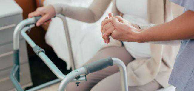 “留不住”的养老护理员：喂饭穿衣换尿袋，月薪不足3000元