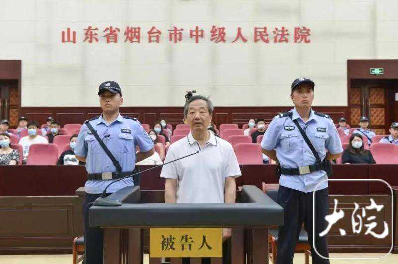 中石化新星石油公司原党委书记徐向荣受贿案开庭，被指控直接或通过其妻子受贿1190余万