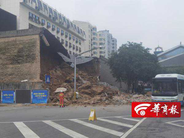 揪心｜西安明秦王府城墙坍塌！直接砸向马路