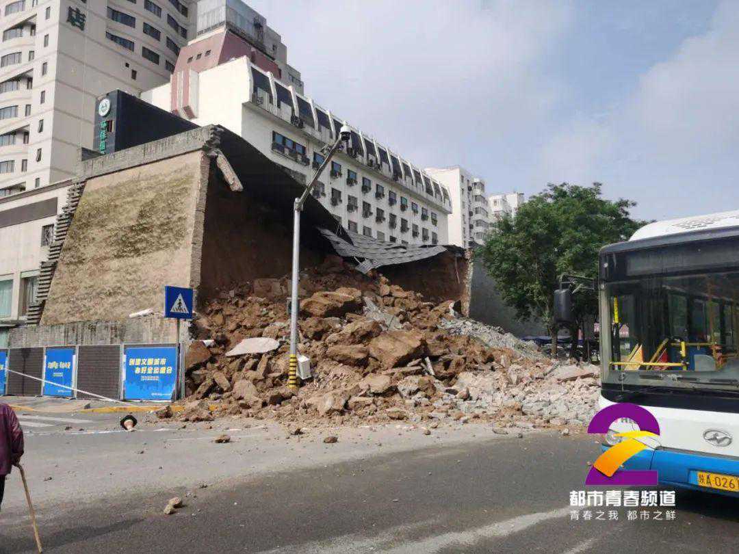 突发！西安明秦王府一处城墙坍塌，多车受损