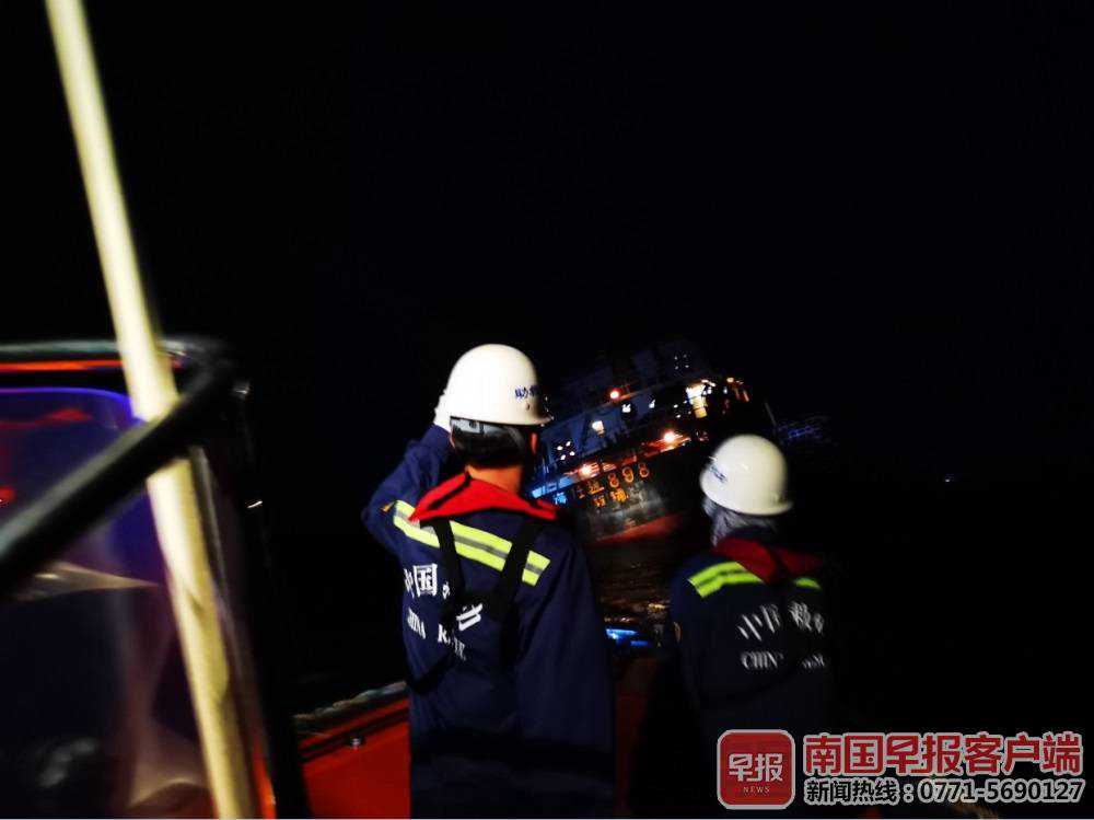 北海一货船突发进水6人遇险，救援艇跨海驰援成功营救
