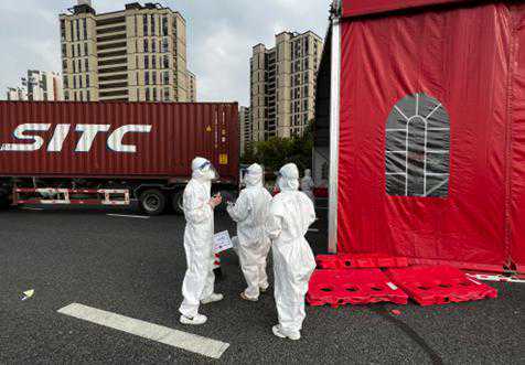 雨夜奋战6小时，满载货物的列车出发了