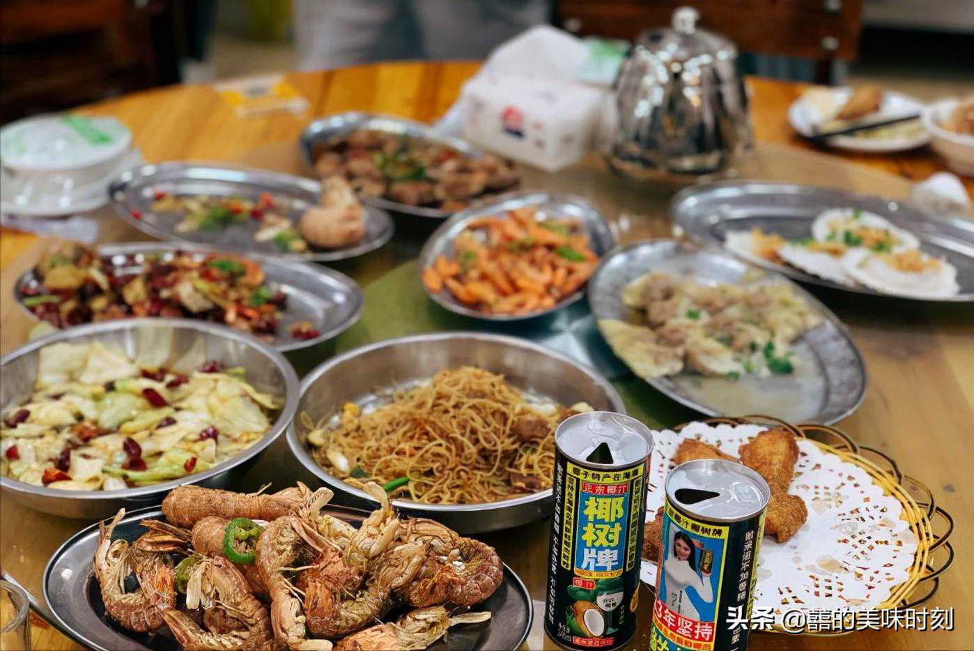 广东这家店晚上才营业，炸云吞蒸云吞堪称一绝，位置偏僻也挤满人