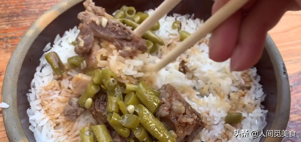 广东小镇上不起眼的早餐店，店里只卖一种饭，6元一碗现蒸现吃