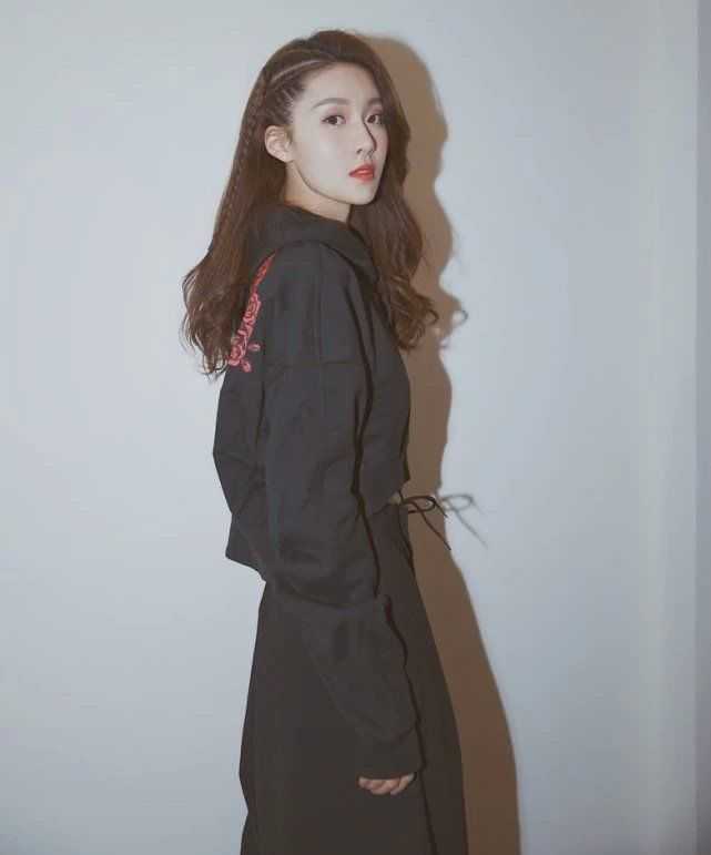 小魔仙贝贝都22岁了，还穿6岁小孩的衣服，腰却让全网女生羡慕