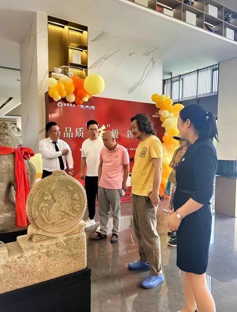 王大治携妻女看平价房被嘲，一件T恤穿2年，老婆穿30多元衣背布袋