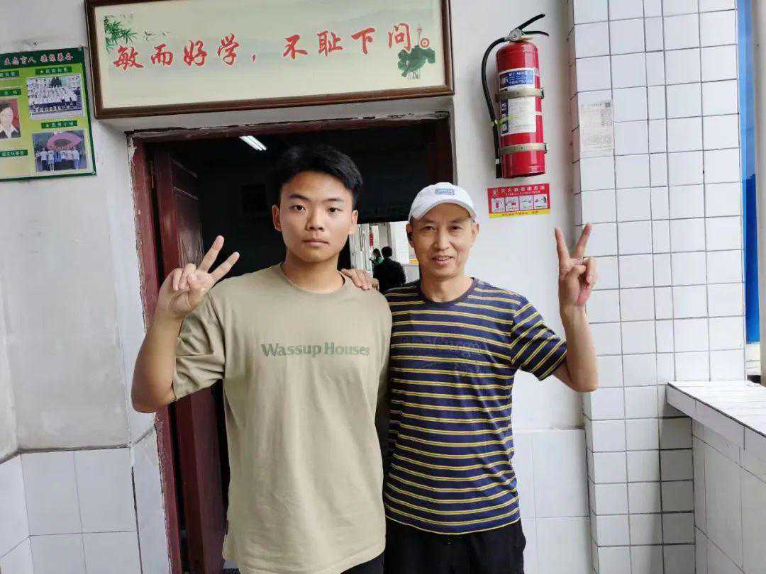 洪雅中学袁承锦圆梦海军大连舰艇学院，传承父亲海军精神