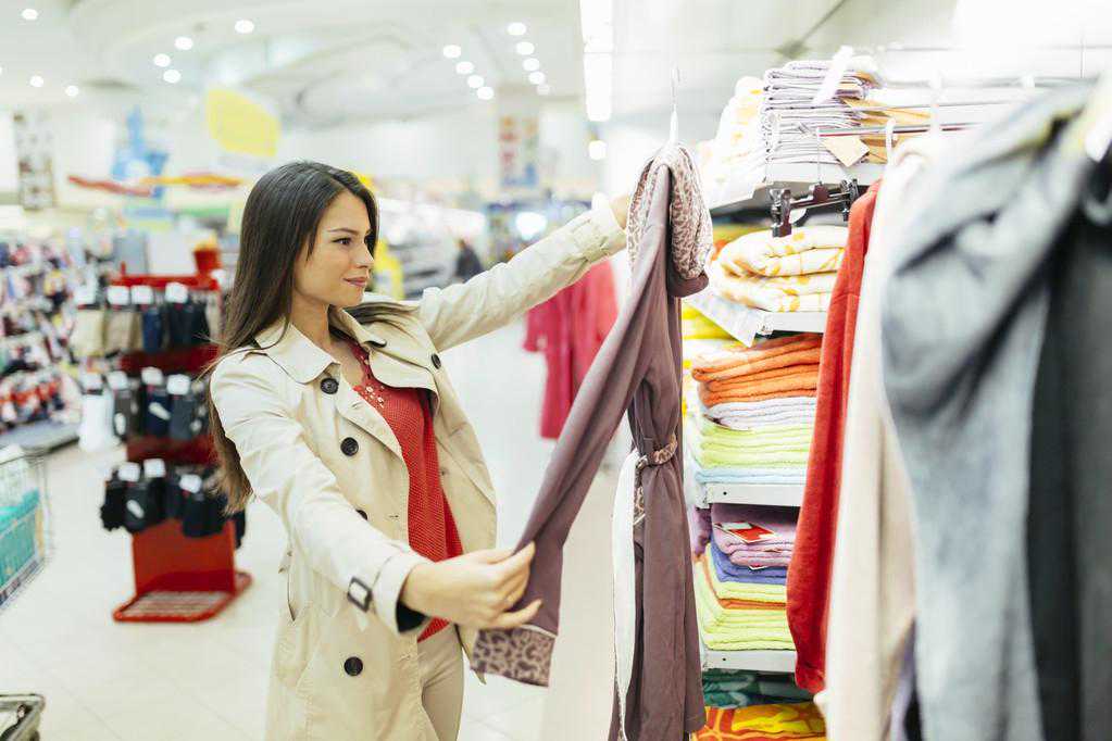 广东服装业：60后又如何？母女上阵做直播