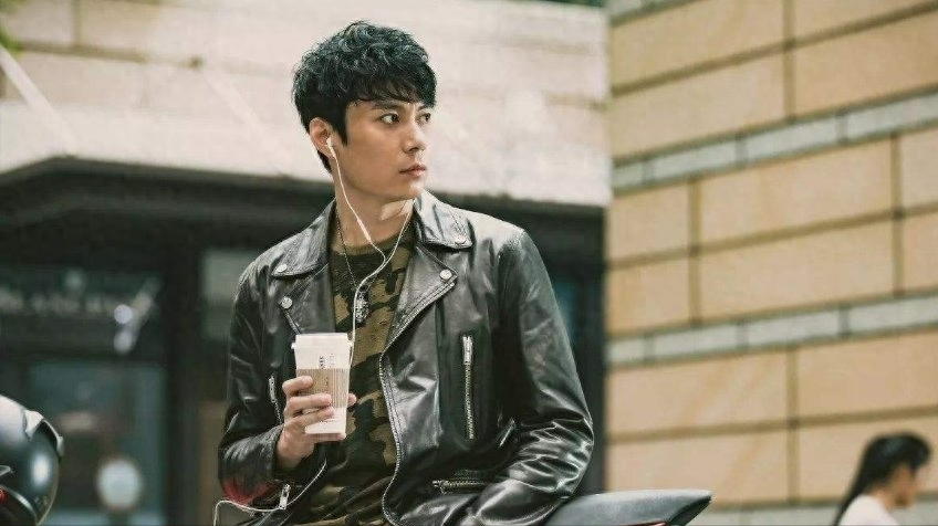 艾伦重回舞台演谢蟹！瘦了帅了，自曝当年配枪道具掉过粪坑