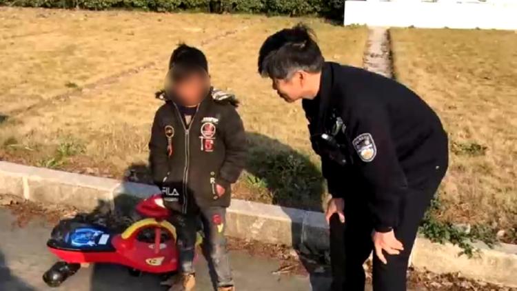 8岁男童独自驾“扭扭车”出门玩耍 迷路时竟“扭”了8公里