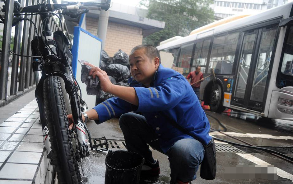 揭秘国内那些土豪公交司机，上班开公交，下班开宝马