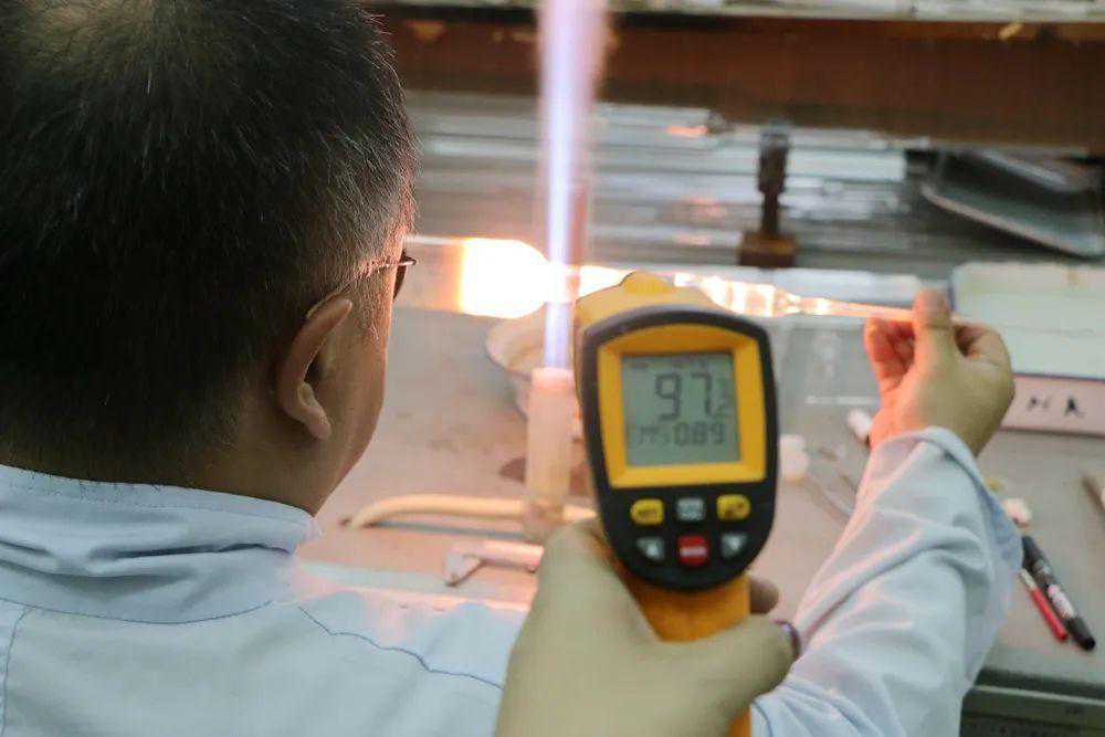 战高温、迎“烤”验丨他们没有头顶烈日，却也在岗位上挥汗如雨…