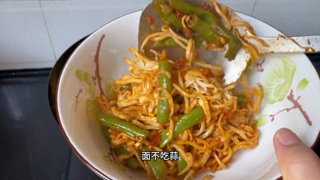 面不吃蒜，香味少一半，最家常的铁锅焖面详细做法，20分钟搞定