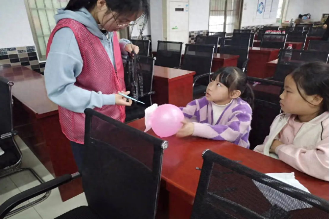 长沙医学院护理学院青志在长沙市望城区乌山镇开阳光周末授课活动