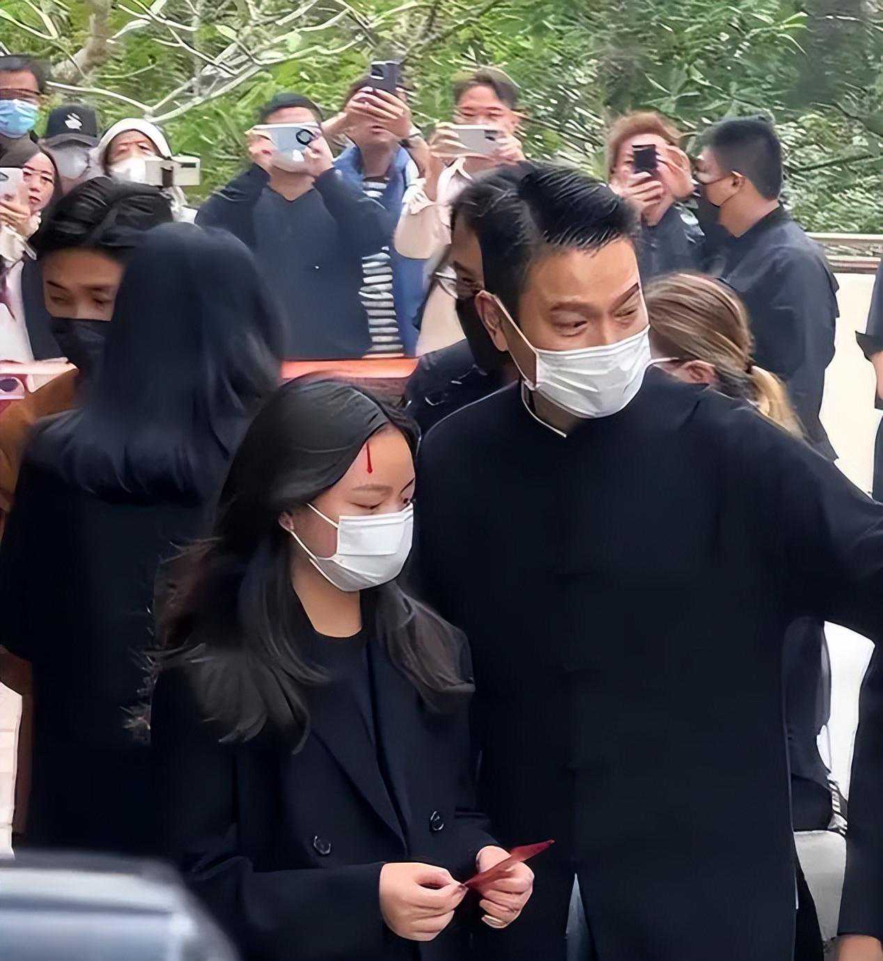 开心一刻：我女友和她闺蜜关系有点微妙，她们竟穿着一样的内衣…