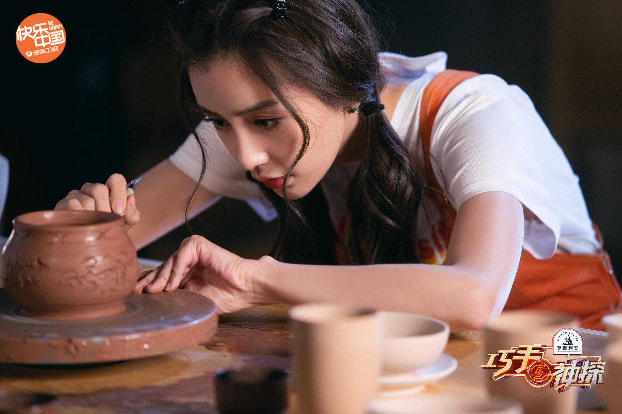 Angelababy惊喜加盟《巧手神探》开发陶艺技能