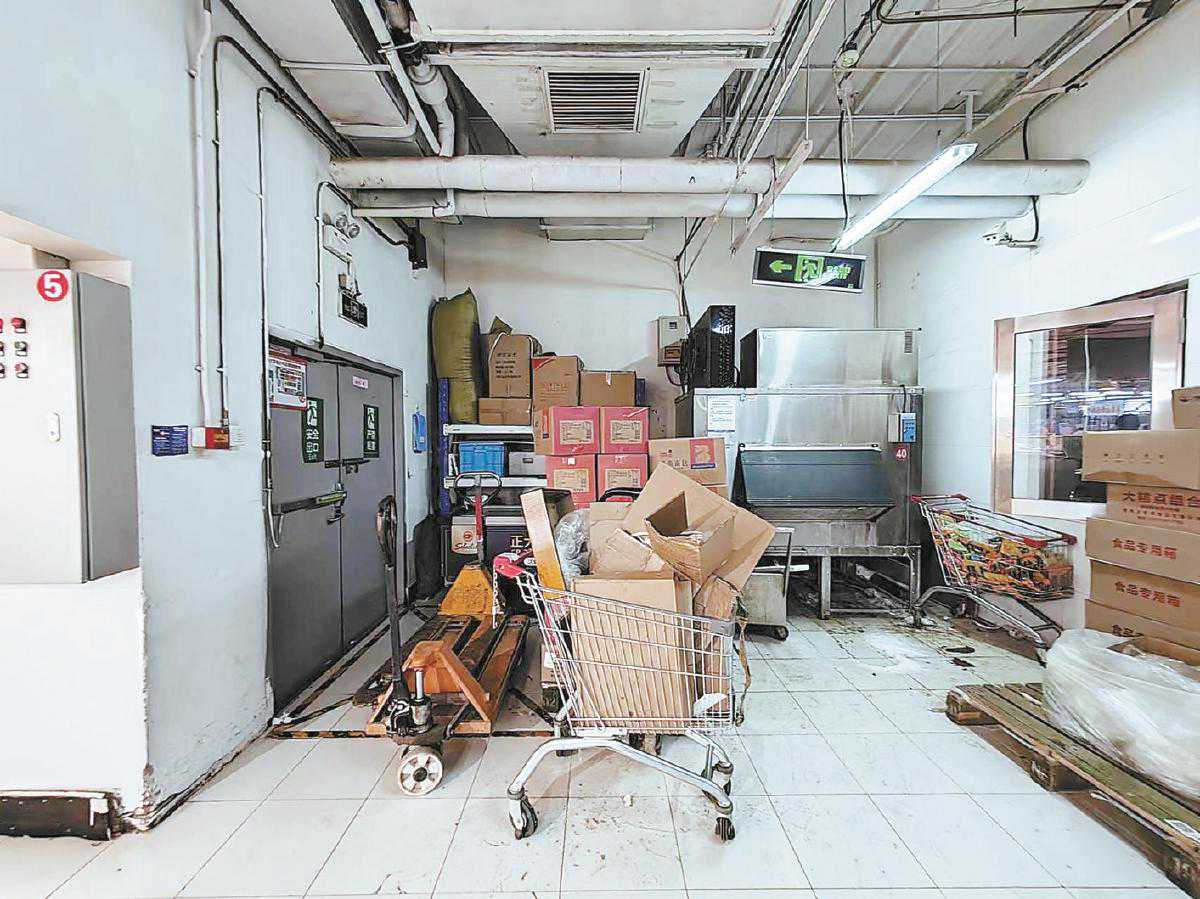 部分商场超市疏散通道被占用、指示标志不规范：别让生命通道“行不通”