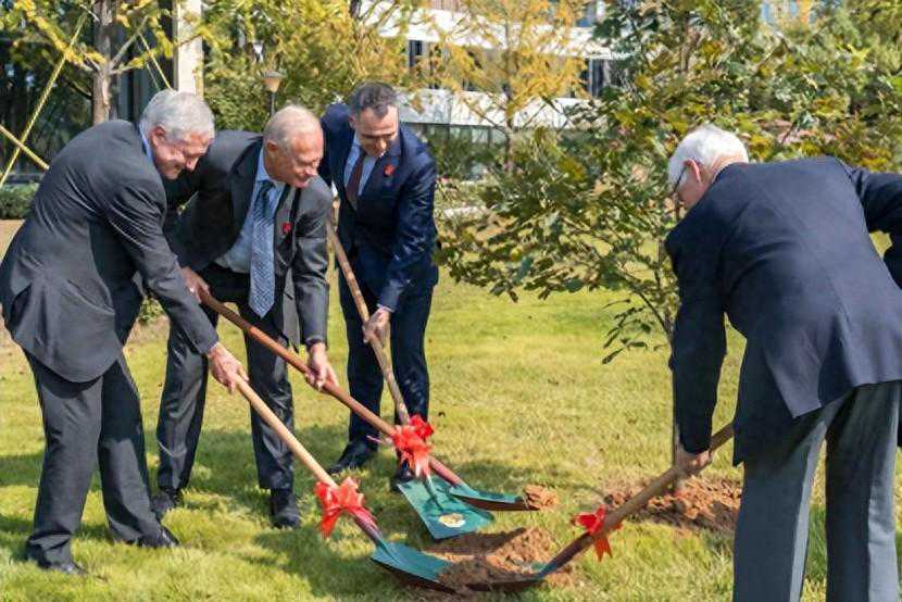 浙江杭州狄邦文理学校与英国国王学院学校树木种植仪式举行