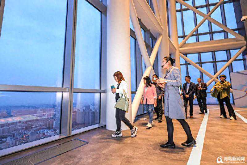 百城百网总编辑登上青岛第一高楼！369米高空纵览滨海一线“天空之城”