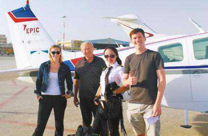 川妹挑战环球飞行 四千米高空在雷电云层间钻进钻出