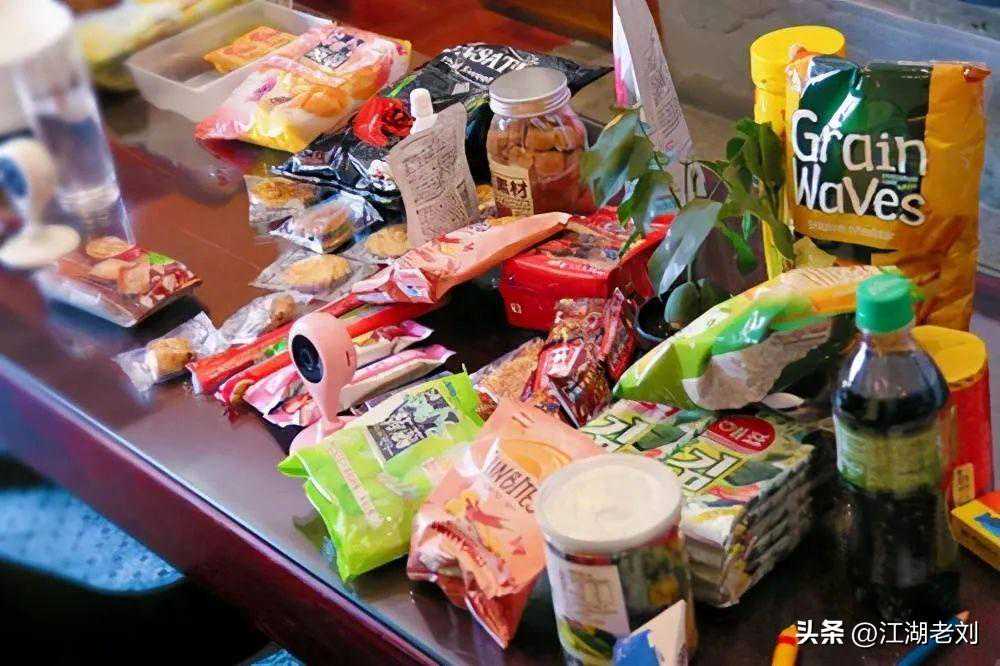 零食很忙、吖嘀吖嘀和赵一鸣零食，谁是消费者心中零食“王者”？