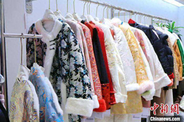 中式服装风靡青年群体 “新式”“老派”总相宜