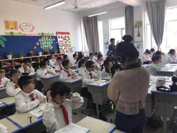 金华某校学生戴“头环”上课，走神时会亮灯！厂商回应：这不是监控