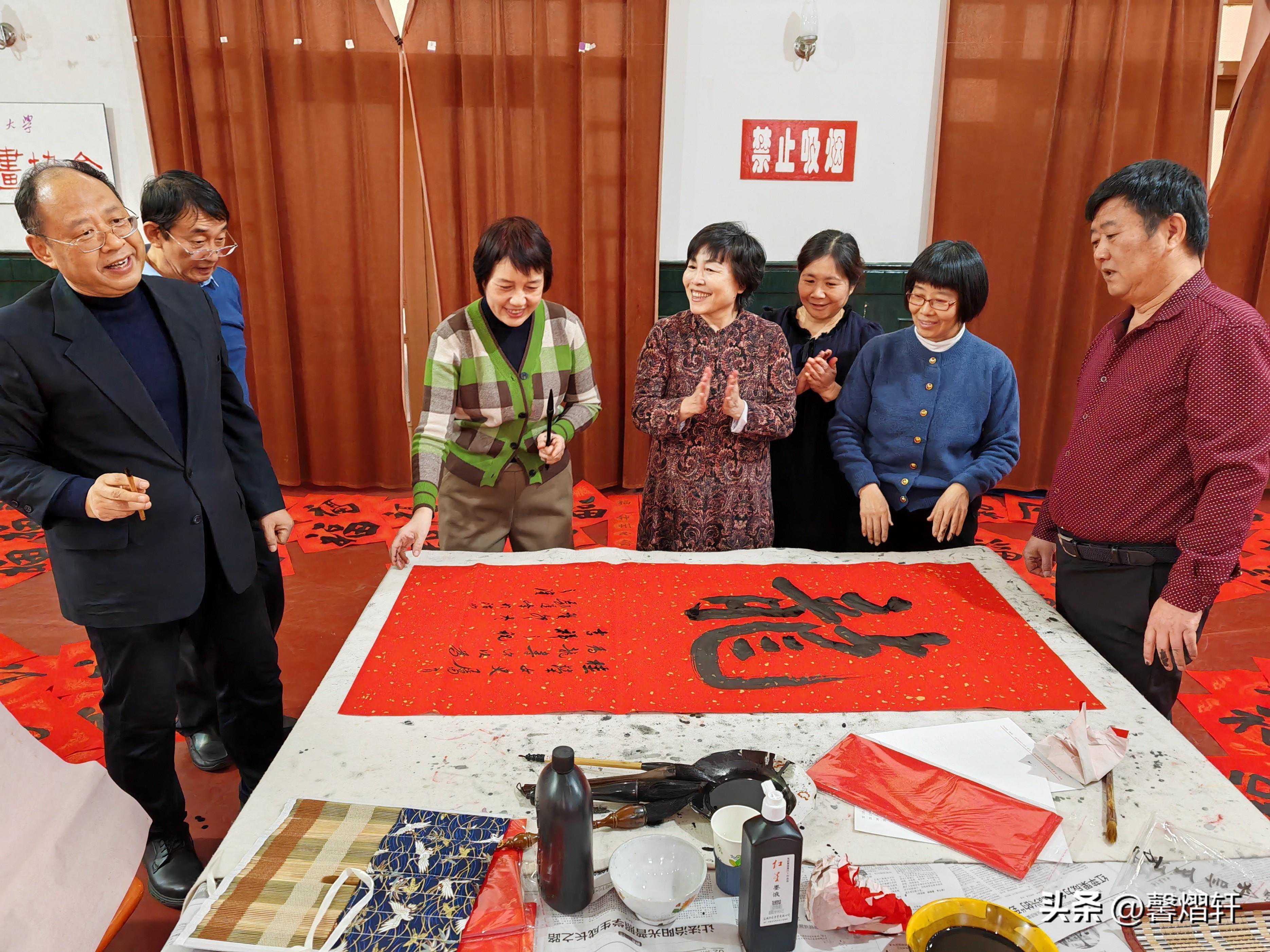 金龙腾飞送祝福-南开教工为庄浪人民写春联