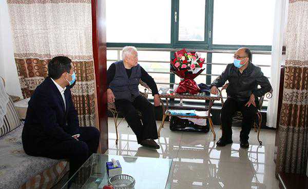 姚逊、牛琛看望慰问离退休老干部
